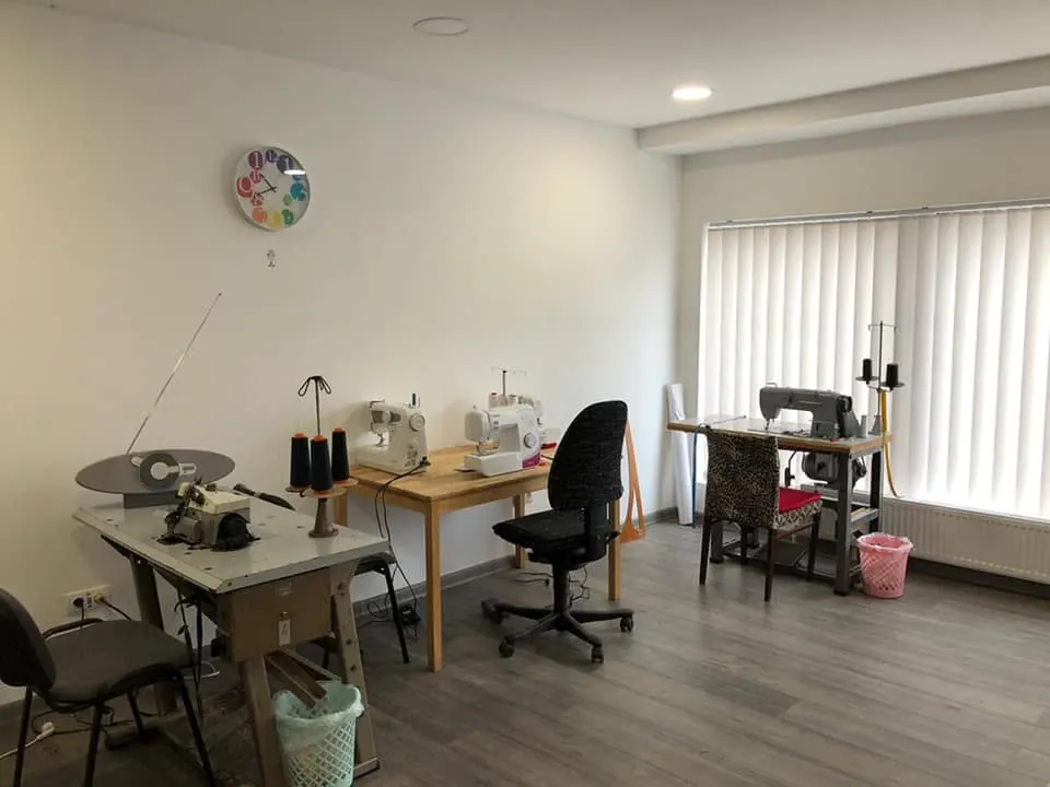 Mașinile de cusut din atelier