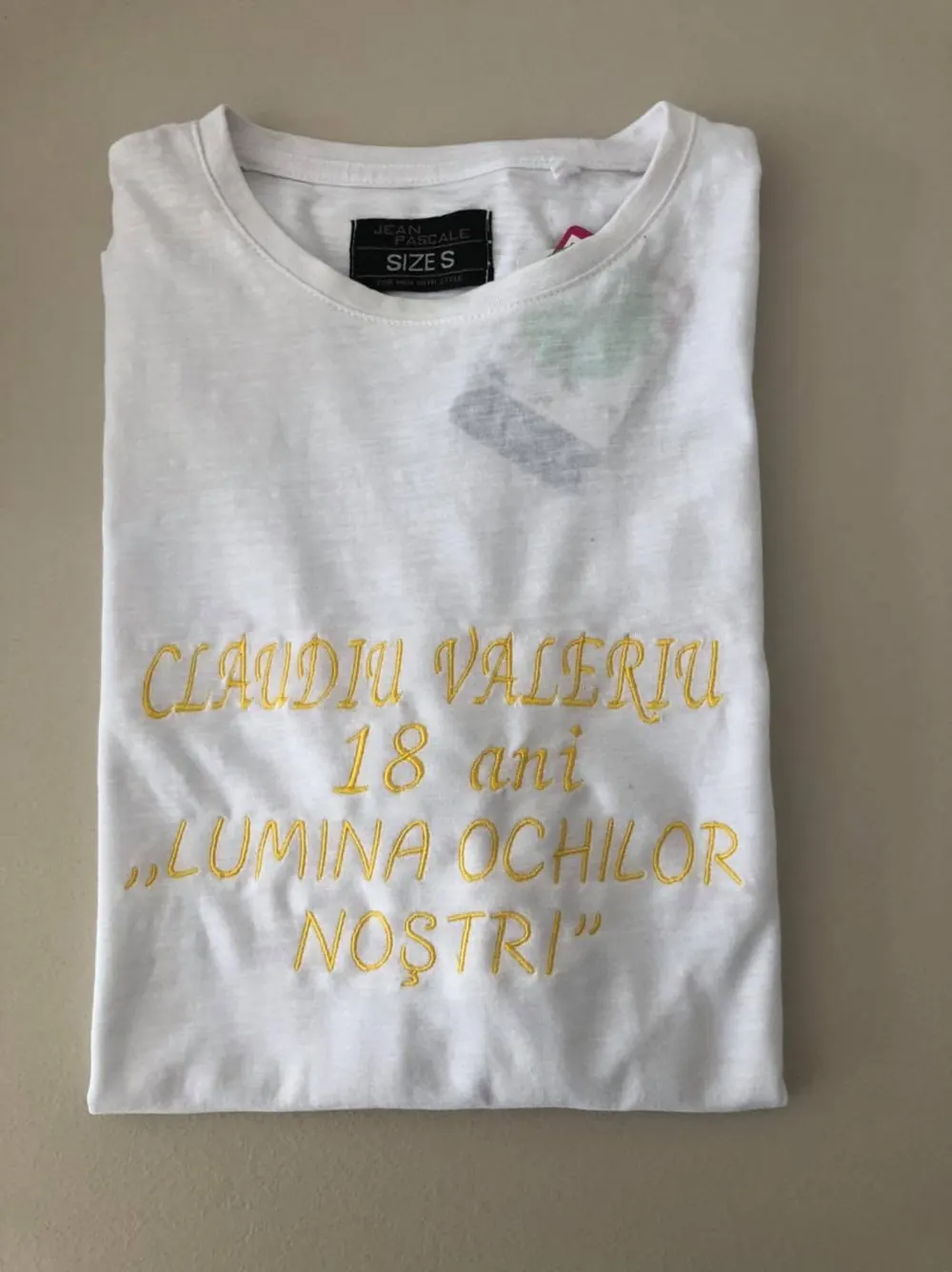 Tricou cu text brodat cu fir auriu