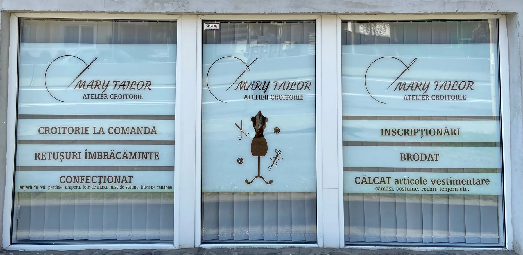 Vitrina atelierului Mary Tailor cu serviciile scrise pe geam